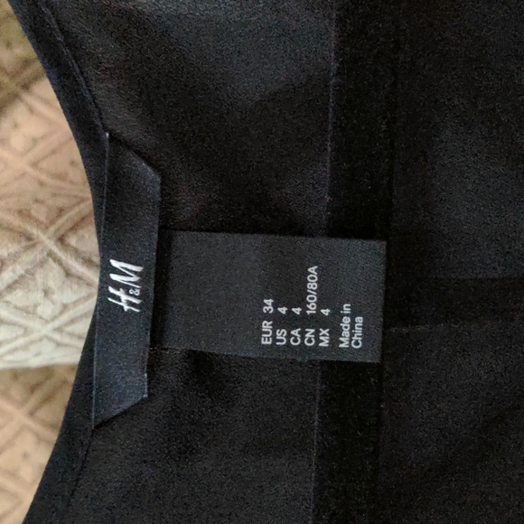 H&M Woman' Size 4 Sleeveless Black & White Animal Print Scoop Neck High-… - Picture 2 of 9